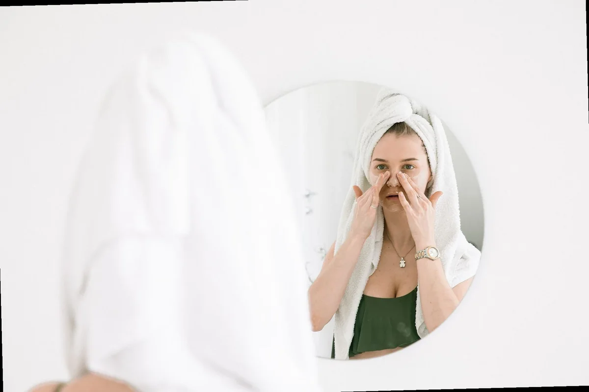 person caring for skin affected by stretch marks