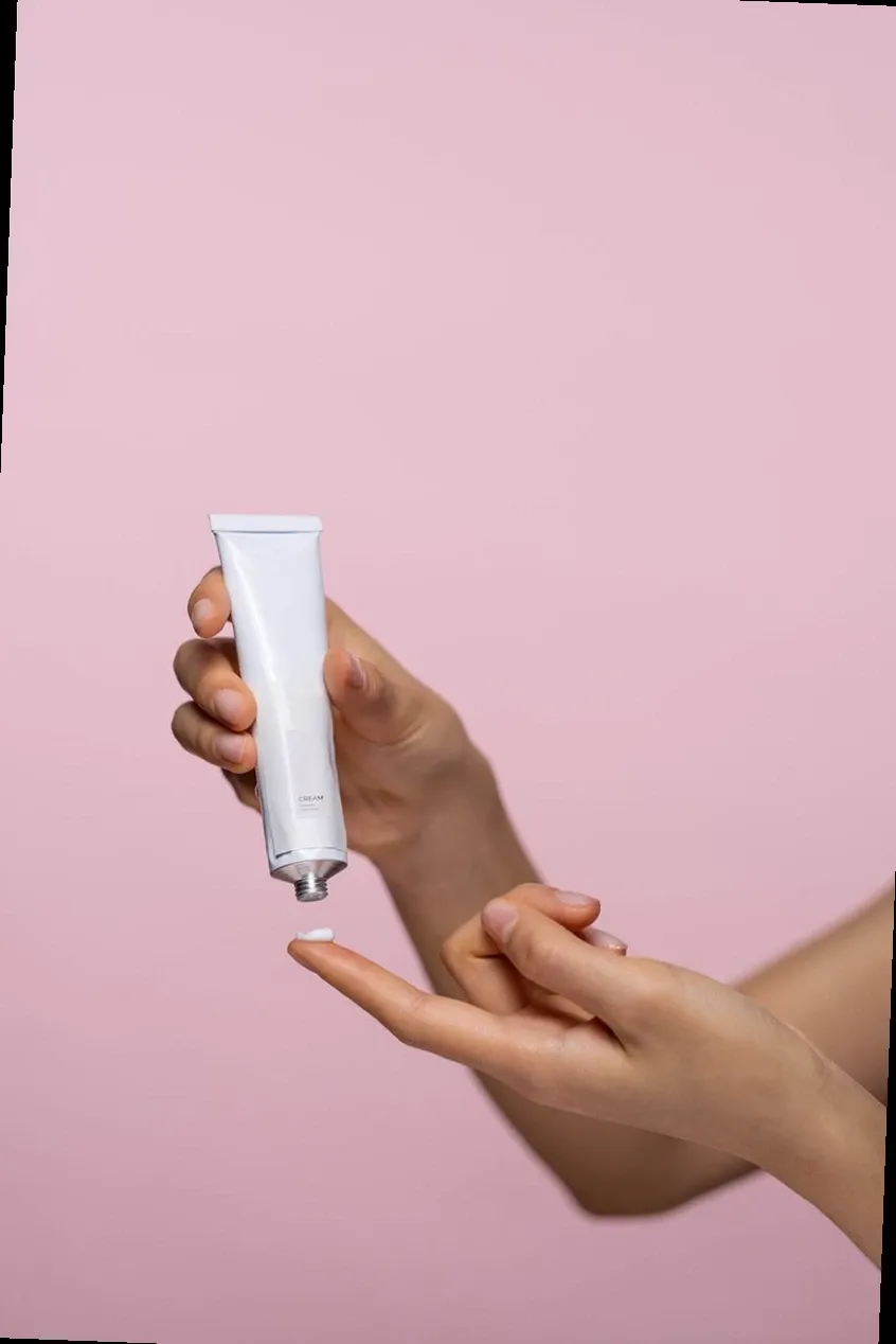 application de crème topique pour la peau