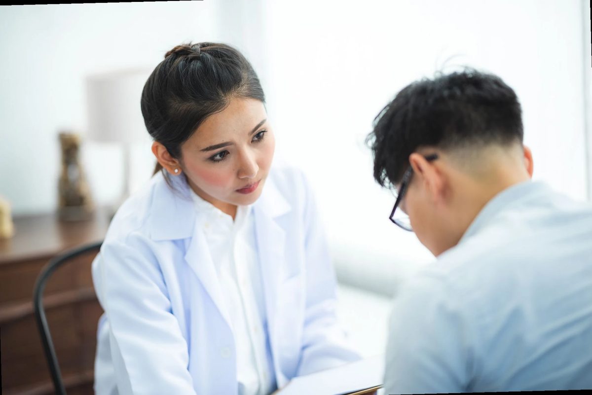 consultation médicale homme et médecin