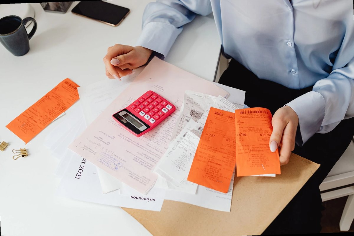 personne examinant des documents de remboursement