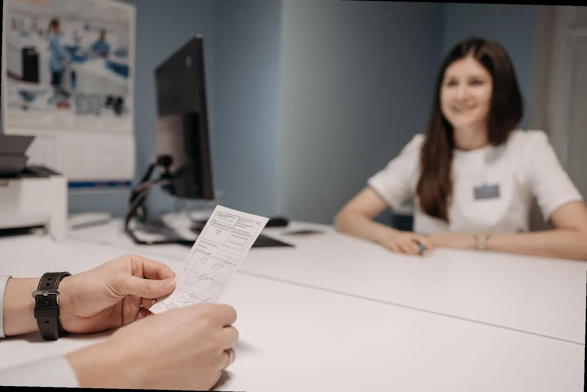 personne consultant des informations médicales