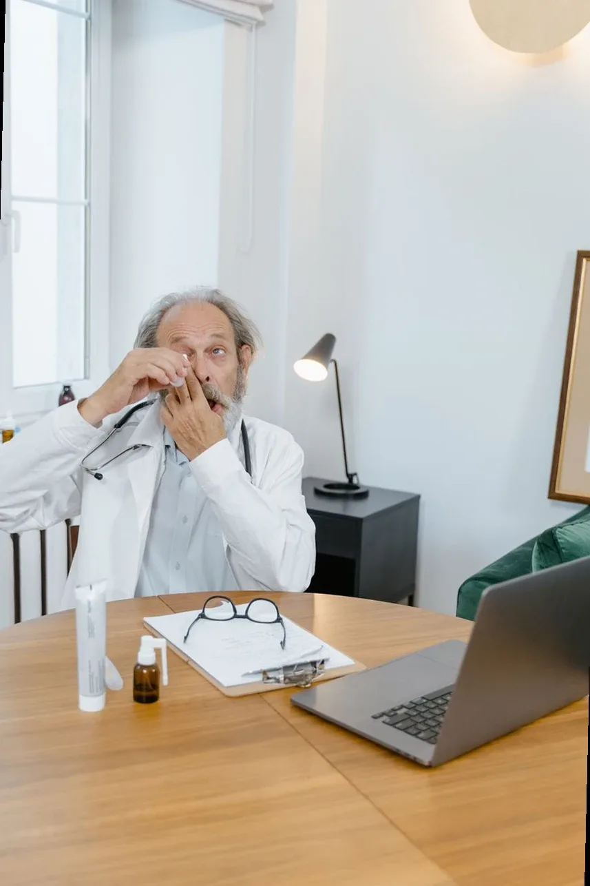 utilisation de collyre pour les yeux
